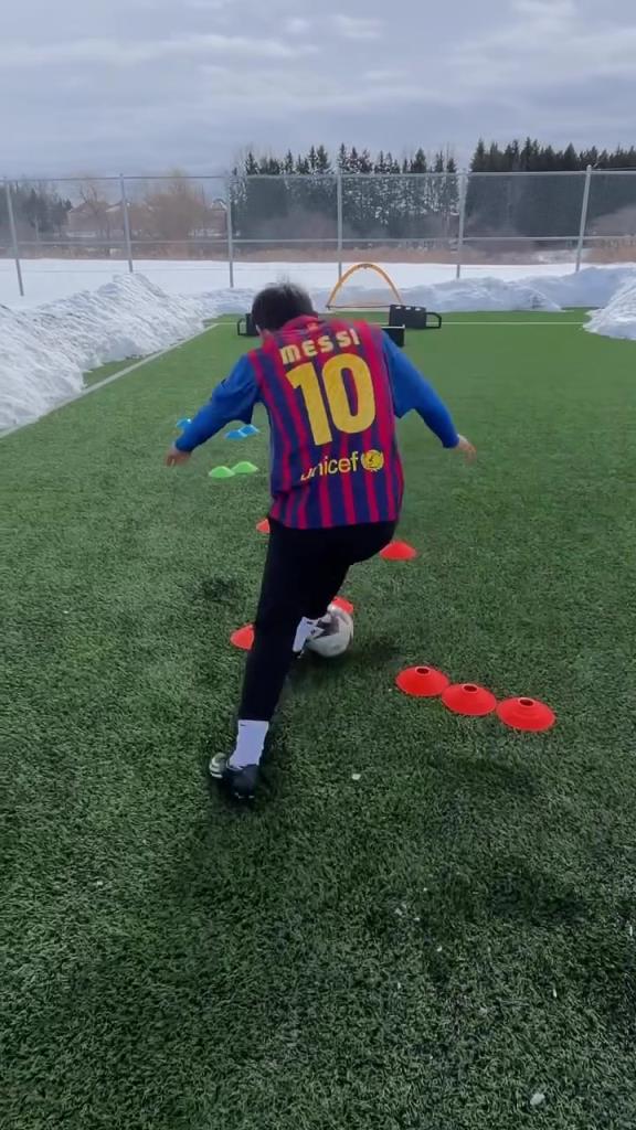 兄弟穿梅西球衣是有原因的！疯狂的步法训练，这盘带技术可以