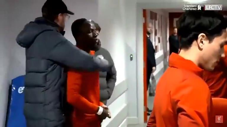 笑死了！渣叔庆祝马内夺非洲杯 突然萨拉赫走了出来